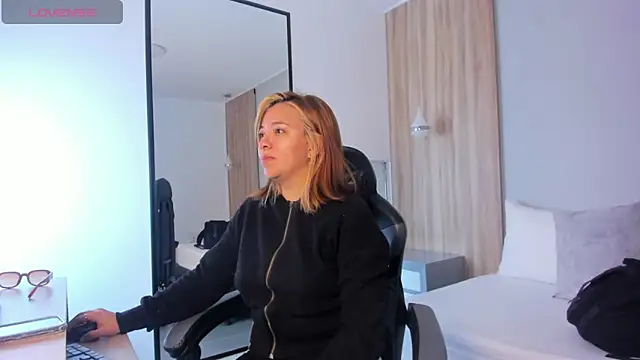 Snapshot of alma_fenix chatting on December 5, 12:37 pm alma fenix online show from December 5, 12:37 pm