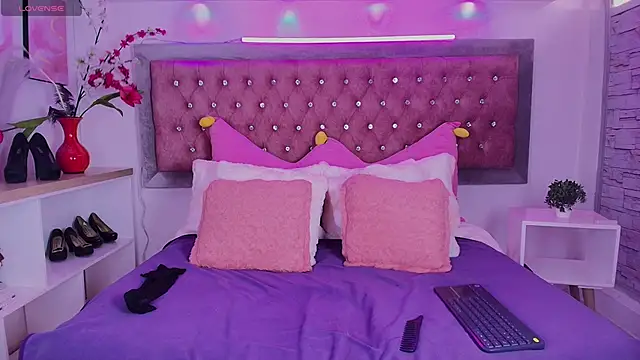 Snapshot of EmmaWilder chatting on September 30, 9:43 pm EmmaWilder online show from September 30, 9:43 pm