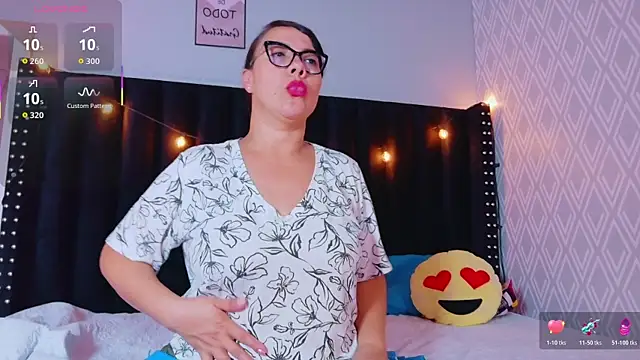 Snapshot of hotlatinateacher chatting on October 29, 7:29 am hotlatinateacher online show from October 29, 7:29 am