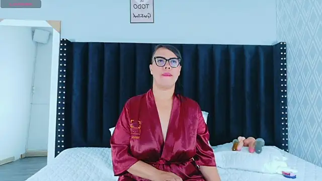 hotlatinateacher online show from April 19, 12:17 pm