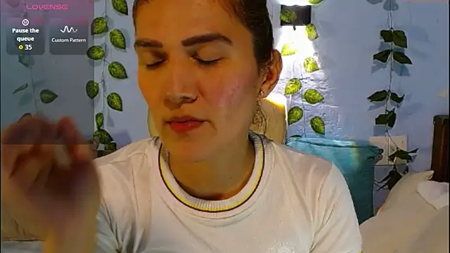 Snapshot of venus_swet_ chatting on June 28, 2:40 am venus swet online show from June 28, 2:40 am