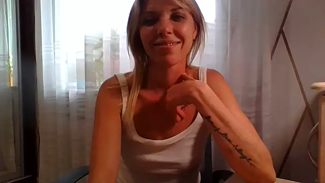 Snapshot of VelvetLove287 chatting on July 14, 1:50 pm VelvetLove287 online show from July 14, 1:50 pm