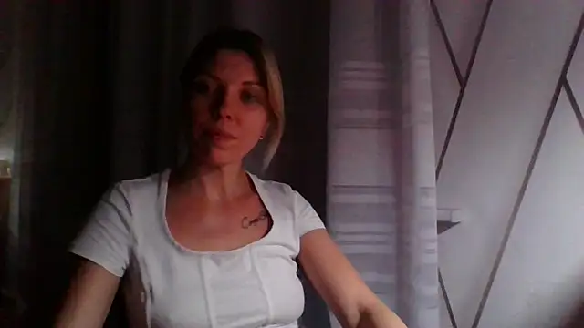 Snapshot of VelvetLove287 chatting on March 6, 7:43 pm VelvetLove287 online show from March 6, 7:43 pm