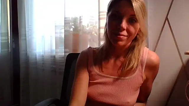 Snapshot of VelvetLove287 chatting on April 21, 9:16 am VelvetLove287 online show from April 21, 9:16 am