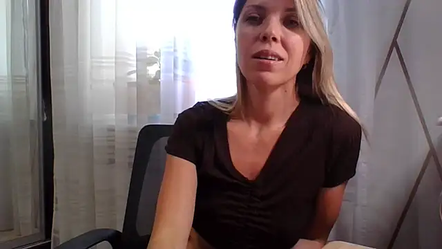 Snapshot of VelvetLove287 chatting on May 28, 6:32 am VelvetLove287 online show from May 28, 6:32 am