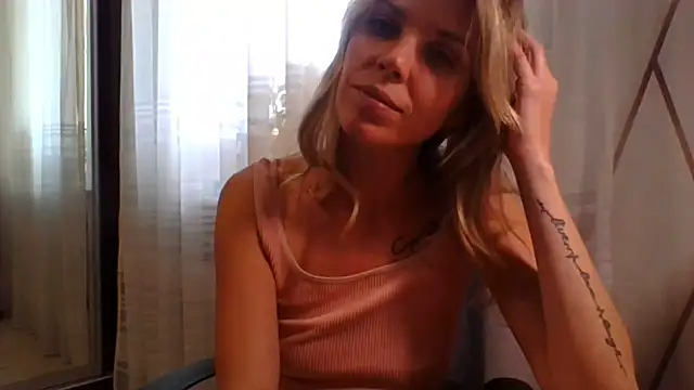 Snapshot of VelvetLove287 chatting on June 17, 10:36 am VelvetLove287 online show from June 17, 10:36 am