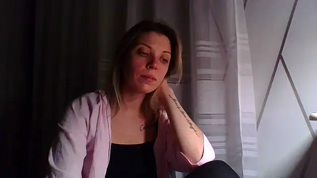 Snapshot of VelvetLove287 chatting on March 5, 7:17 pm VelvetLove287 online show from March 5, 7:17 pm
