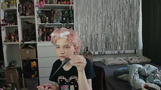 School Love online show from March 25, 7:08 am