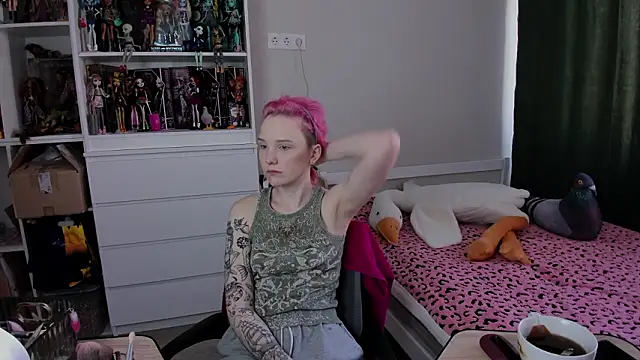 School Love online show from March 7, 7:04 am