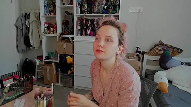 School Love online show from February 18, 7:06 am