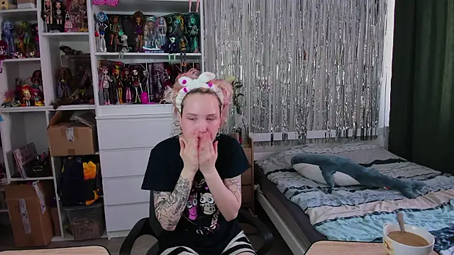 School Love online show from March 29, 7:10 am