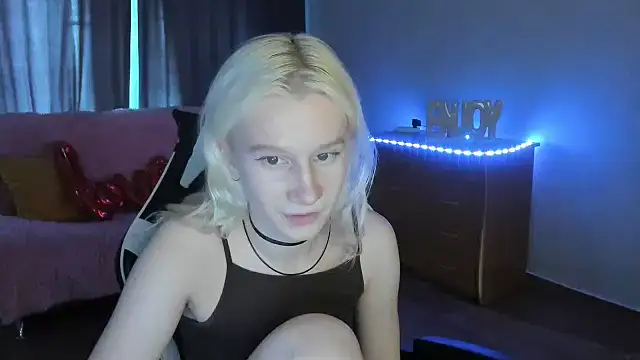 Snapshot of EnigmaSee chatting on July 1, 12:16 pm EnigmaSee online show from July 1, 12:16 pm
