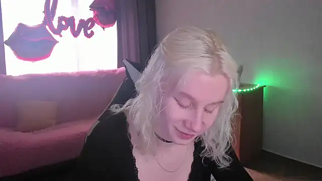 Snapshot of EnigmaSee chatting on May 5, 2:25 am EnigmaSee online show from May 5, 2:25 am