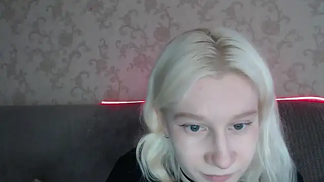 Snapshot of EnigmaSee chatting on May 6, 10:08 am EnigmaSee online show from May 6, 10:08 am