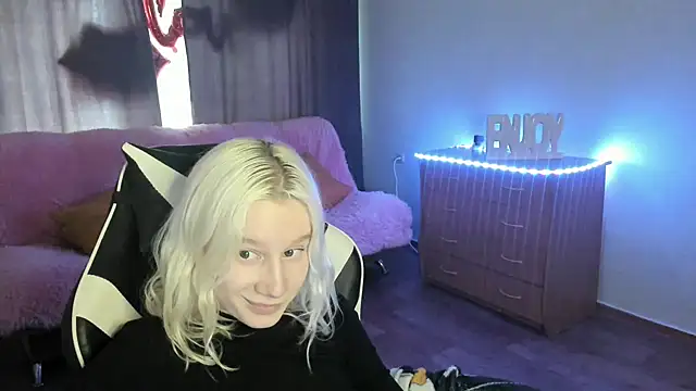 Snapshot of EnigmaSee chatting on May 18, 5:23 am EnigmaSee online show from May 18, 5:23 am