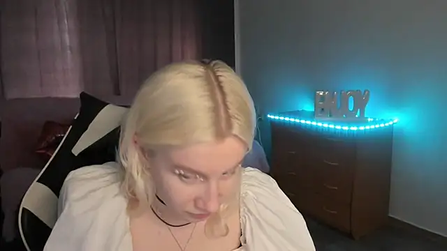 Snapshot of EnigmaSee chatting on July 12, 1:17 am EnigmaSee online show from July 12, 1:17 am