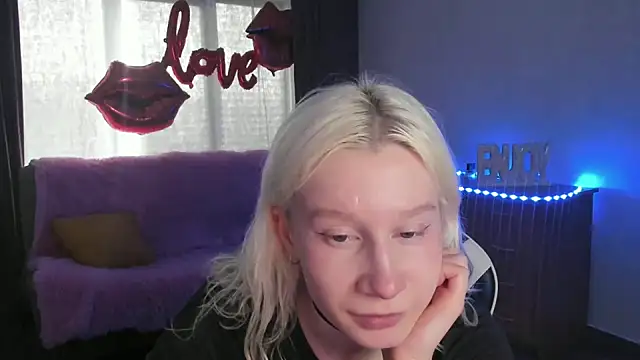 Snapshot of EnigmaSee chatting on May 20, 10:01 am EnigmaSee online show from May 20, 10:01 am