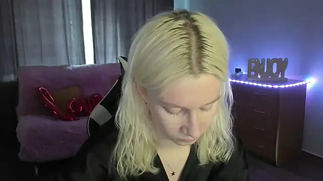 Snapshot of EnigmaSee chatting on June 3, 9:10 am EnigmaSee online show from June 3, 9:10 am