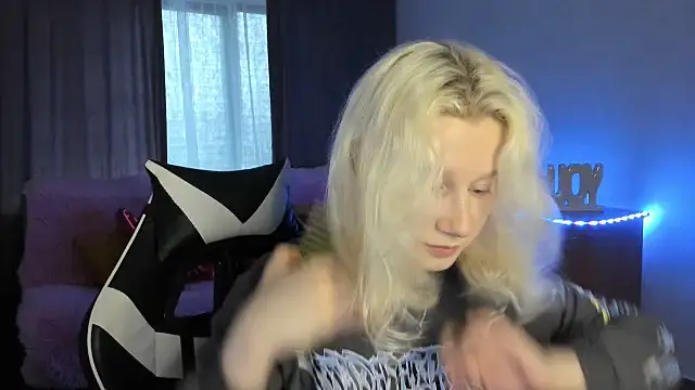 Snapshot of EnigmaSee chatting on May 31, 1:55 am EnigmaSee online show from May 31, 1:55 am