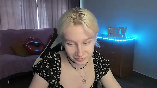 Snapshot of EnigmaSee chatting on July 13, 2:33 am EnigmaSee online show from July 13, 2:33 am