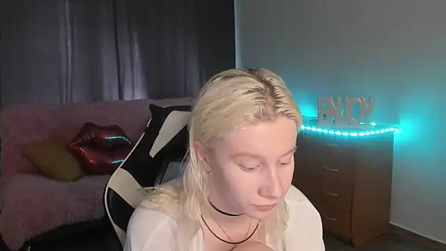 Snapshot of EnigmaSee chatting on July 22, 2:13 am EnigmaSee online show from July 22, 2:13 am