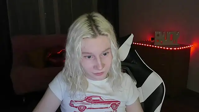 Snapshot of EnigmaSee chatting on May 29, 8:37 pm EnigmaSee online show from May 29, 8:37 pm