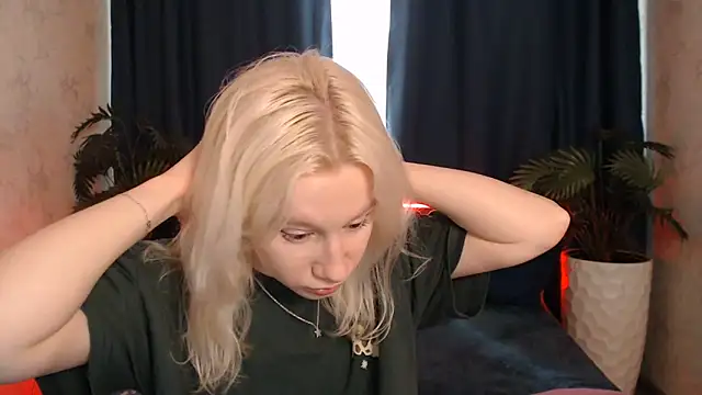 Snapshot of EnigmaSee chatting on June 18, 1:48 am EnigmaSee online show from June 18, 1:48 am