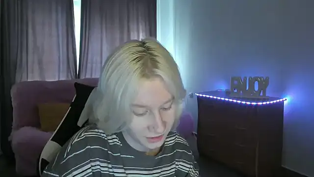 Snapshot of EnigmaSee chatting on June 19, 1:44 am EnigmaSee online show from June 19, 1:44 am