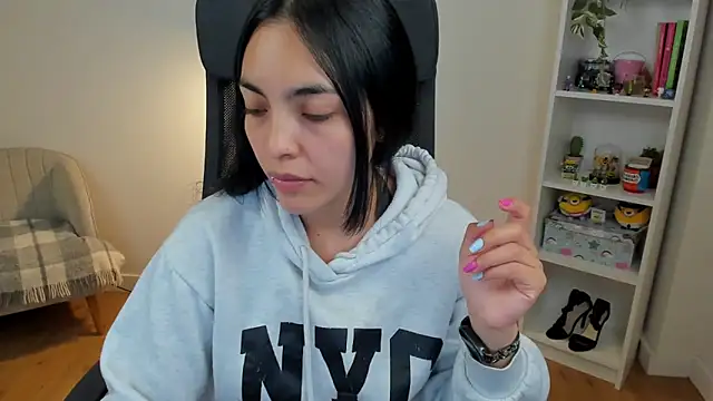 Snapshot of _BellaEvans_ chatting on June 12, 4:32 am BellaEvans online show from June 12, 4:32 am