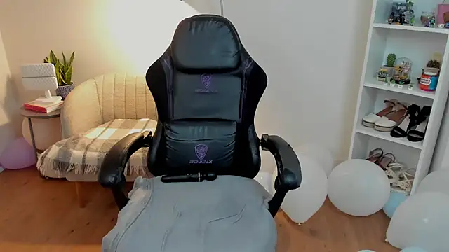  BellaEvans  online show from April 11, 7:45 am