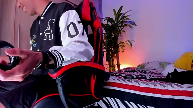 aldrinwhite online show from April 15, 10:43 pm