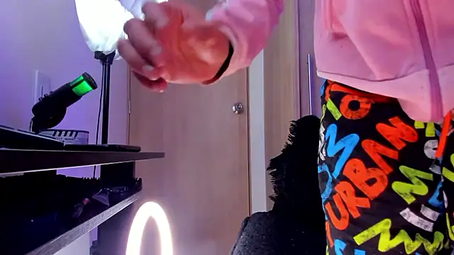 aldrinwhite online show from January 13, 5:11 am