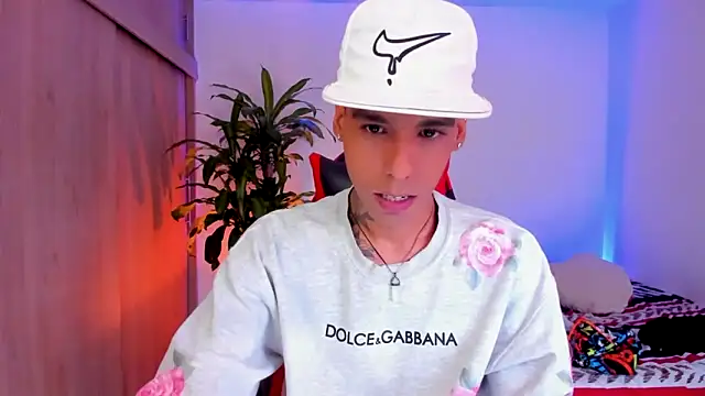 aldrinwhite online show from April 16, 9:39 pm