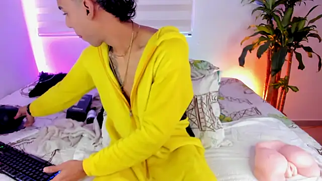 aldrinwhite online show from October 6, 5:02 pm