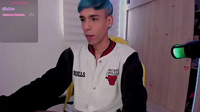 aldrinwhite online show from March 12, 7:04 pm