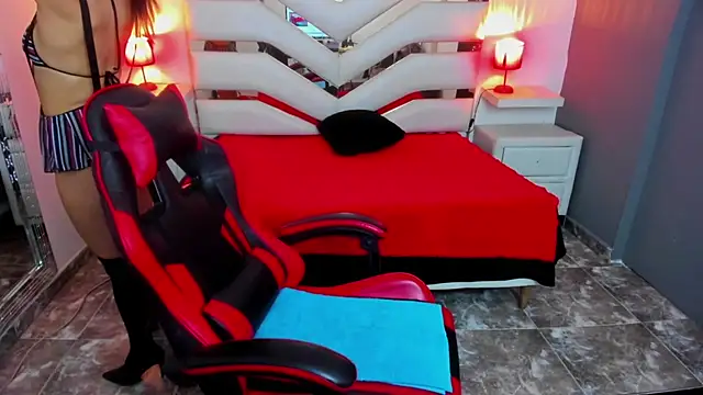 Snapshot of KateTompson_ chatting on November 13, 8:02 pm KateTompson online show from November 13, 8:02 pm