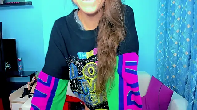 LindaaLu online show from December 23, 3:17 am