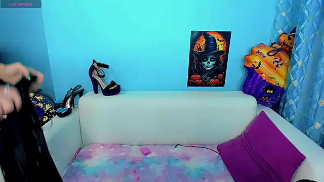 LindaaLu online show from October 31, 2:30 am