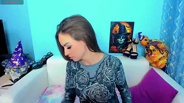 LindaaLu online show from November 11, 5:35 am