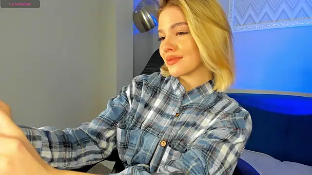 Snapshot of Anna_Robinson chatting on March 5, 8:21 am Anna Robinson online show from March 5, 8:21 am