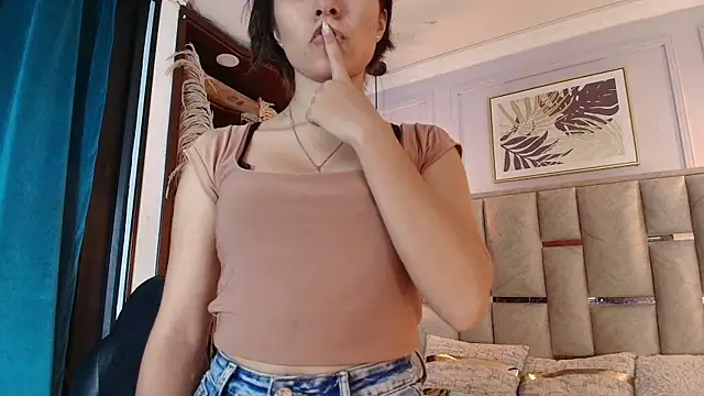 Snapshot of Emelie_Ch1 chatting on March 15, 7:53 am Emelie Ch1 online show from March 15, 7:53 am