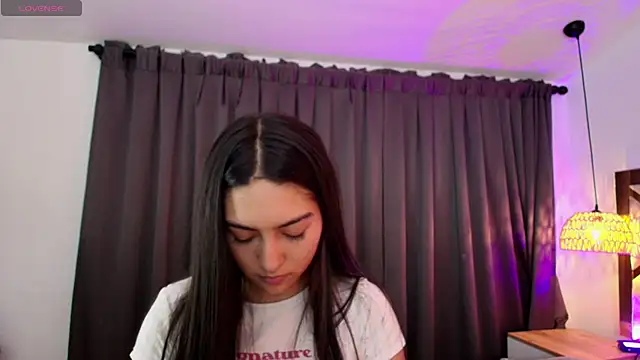 Snapshot of Emelie_Ch1 chatting on May 5, 9:12 am Emelie Ch1 online show from May 5, 9:12 am