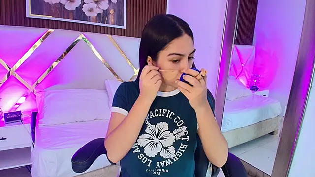 Snapshot of Emelie_Ch1 chatting on May 31, 6:52 am Emelie Ch1 online show from May 31, 6:52 am
