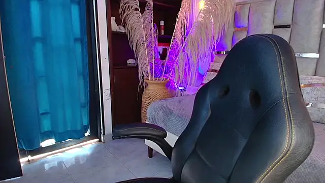 Snapshot of Emelie_Ch1 chatting on March 16, 3:50 pm Emelie Ch1 online show from March 16, 3:50 pm