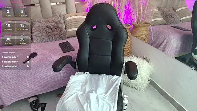 Snapshot of Emelie_Ch1 chatting on January 18, 8:41 am Emelie Ch1 online show from January 18, 8:41 am