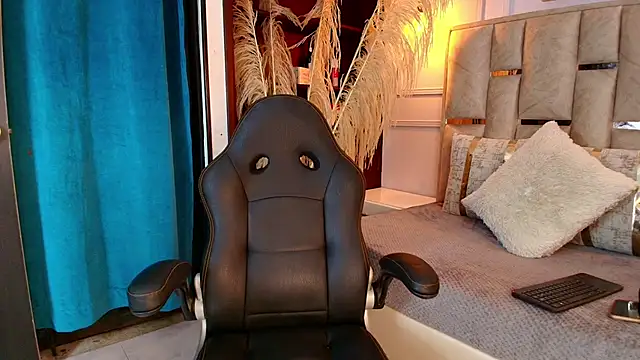 Snapshot of Emelie_Ch1 chatting on March 16, 1:28 am Emelie Ch1 online show from March 16, 1:28 am