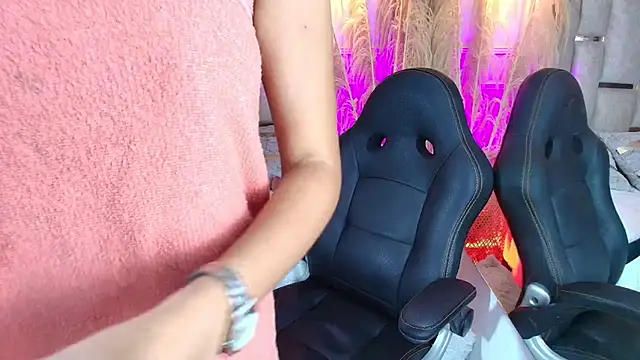 Snapshot of Emelie_Ch1 chatting on February 21, 9:45 am Emelie Ch1 online show from February 21, 9:45 am