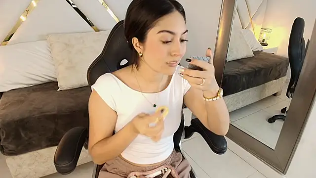 Emelie Ch1 online show from November 5, 12:47 am