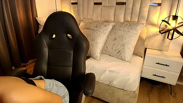 Snapshot of Emelie_Ch1 chatting on October 28, 11:36 pm Emelie Ch1 online show from October 28, 11:36 pm