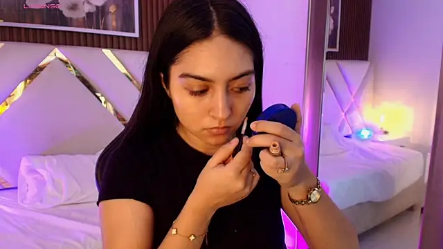 Snapshot of Emelie_Ch1 chatting on May 7, 8:17 am Emelie Ch1 online show from May 7, 8:17 am
